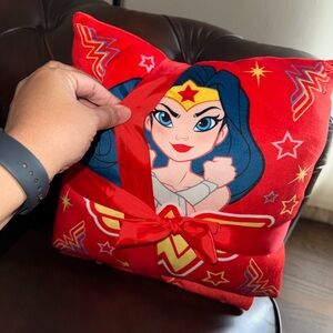 Wonder Woman- pillow & blanket set - *NWOT*